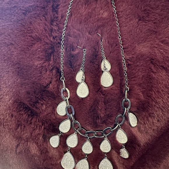 Vera Wang jewelry matching set - Picture 8 of 9